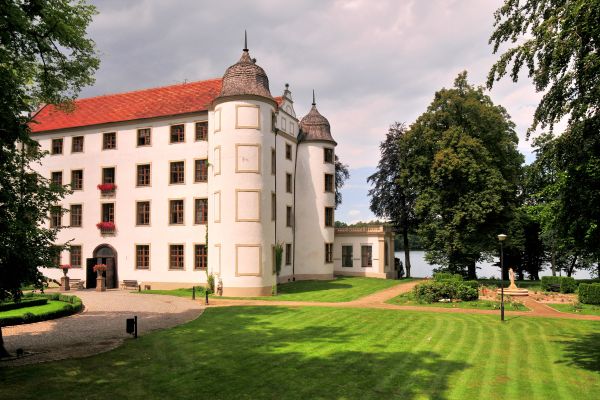 Schlosshotel Podewils (Polanów)